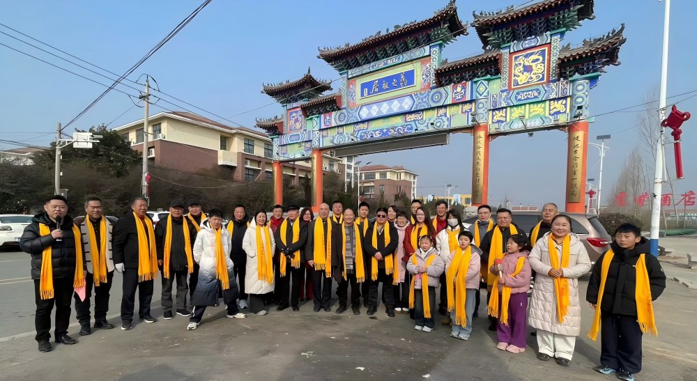 图五：于金明院长、王仕尧会长带领首批书圣文化研究员在王羲之祖居牌楼前合影。(1).jpg
