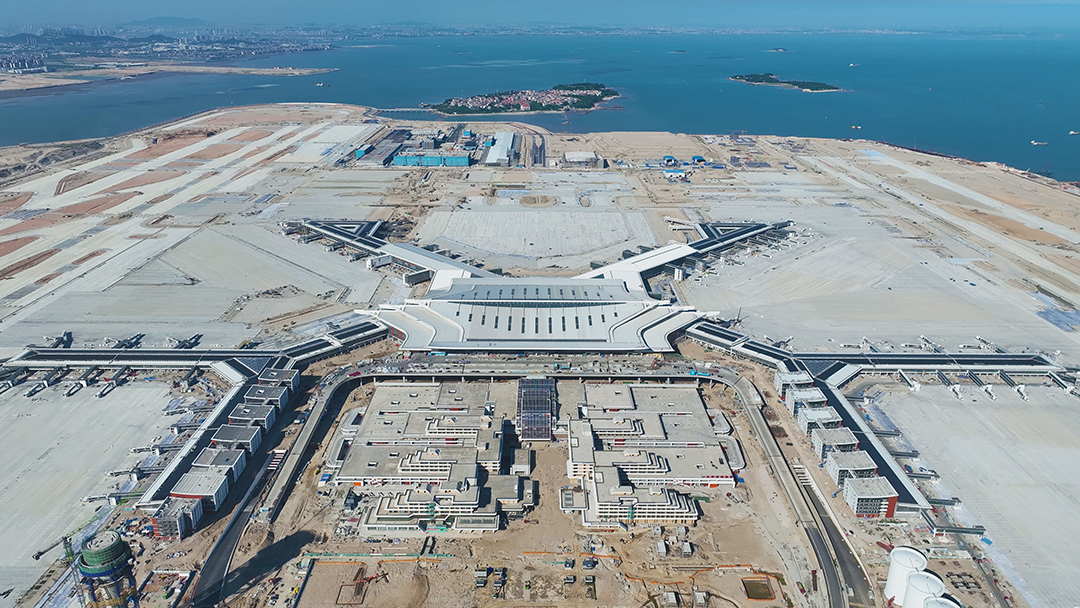 厦门翔安国际机场光伏项目投运，防眩光黑科技守护飞行安全