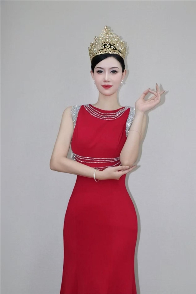 【风尚女王联盟盛典】卢晓婷荣膺2025亚太风尚女王清韵组桂冠