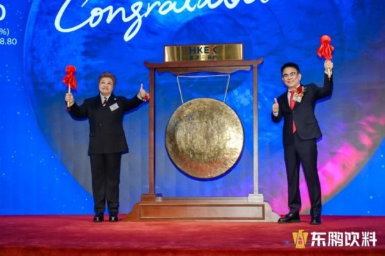 十年公益双向奔赴，东鹏饮料携手韩红敲响金锣