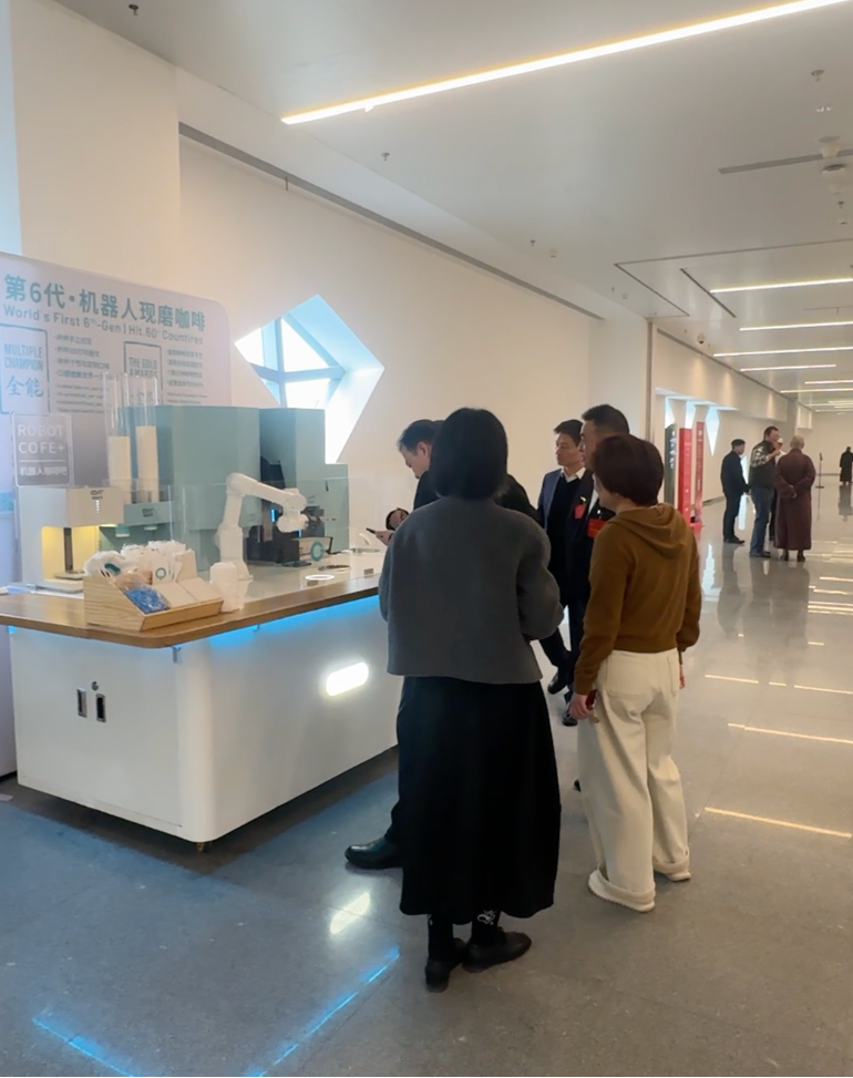 科技“新委员”：COFE+第六代全能冠军咖啡机器人亮相2026政协会议