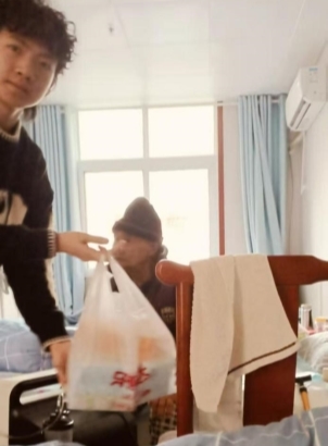 以爱为炬暖桑榆，好人好事映初心