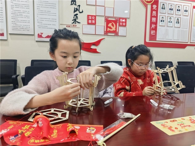 “巧手做灯笼 压岁存梦想”绍兴银行台州临海支行元宵主题活动