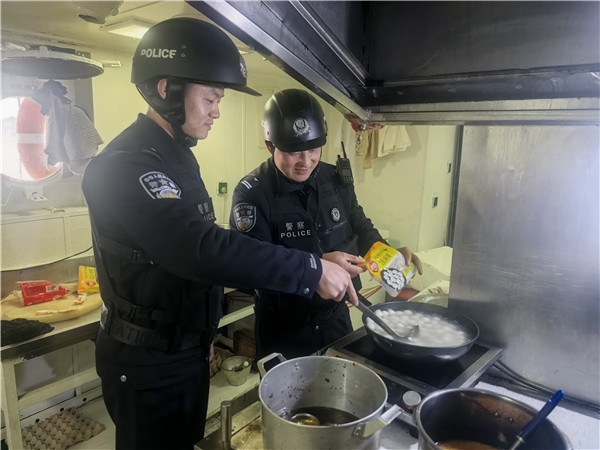 携手共度团圆节，国门温情越重洋