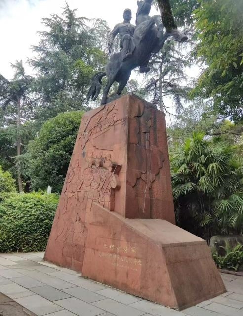 缅怀先烈志 传承红色魂——西南石油大学学子走进新都区烈士陵园开展红色实践教育