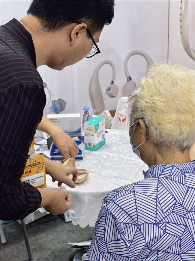 飞声助听器怎么样？高性价比助听器推荐，让爱听得见更听得清