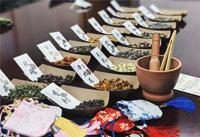 指尖凝香承古韵 巾帼逐梦绽芳华—绍兴银行台州临海支行“三八”国际妇女节主题活动