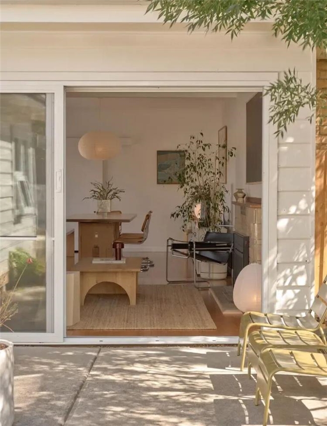 日式肌理碰撞古董收藏，50 年代风雨板房的焕新之旅