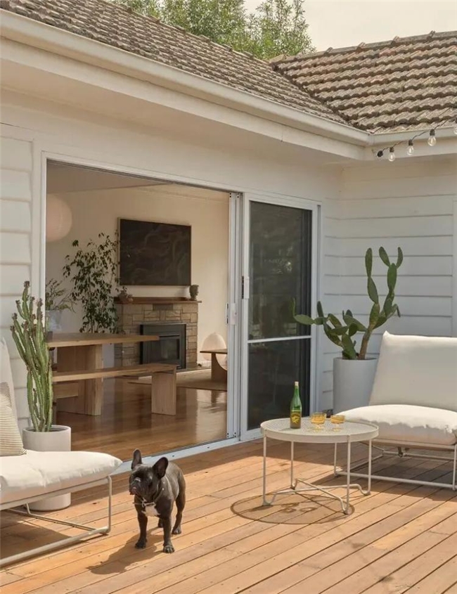 日式肌理碰撞古董收藏，50 年代风雨板房的焕新之旅