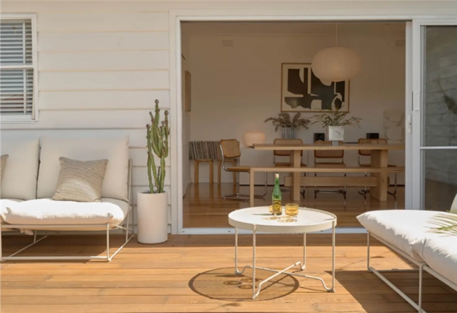 日式肌理碰撞古董收藏，50 年代风雨板房的焕新之旅