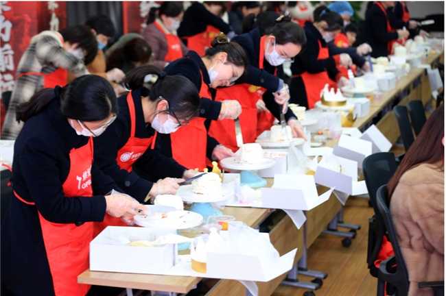 建行淮安分行巧手做蛋糕 巾帼绽芳华