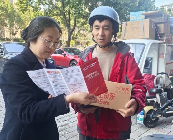 绍兴银行情暖新业态 暖心守护外卖员、快递员金融安全——绍兴银行台州温岭支行开展3·15金融宣传活动