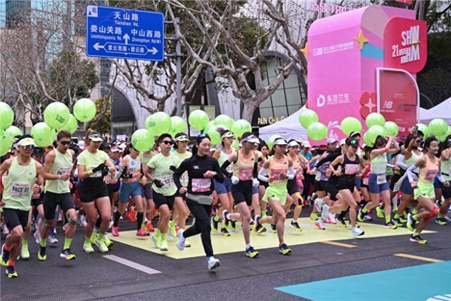 三八妇女节燃情开跑 8000女跑者竞逐上海女子半马 潘红破赛会纪录夺冠