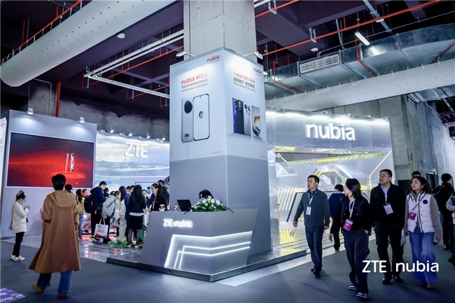 中兴携系列AI终端亮相AWE2026 ，AI原生手机与AI宠物成焦点(图1)