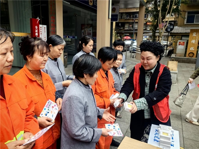 “致敬平凡而闪耀的她” 明明德志愿中心开展关爱新兴领域女性户外工作者公益活动