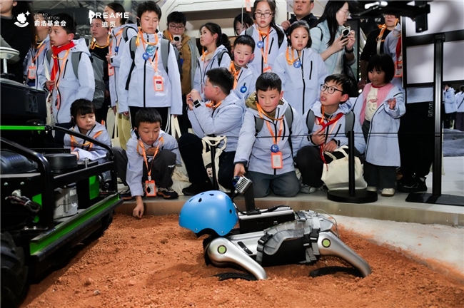 AWE首迎百位青少年,俞浩慈善基金会携“小小科学家”探秘追觅宇宙 AWE首迎百位青少年,俞浩慈善基金会携“小小科学家”探秘追觅宇宙