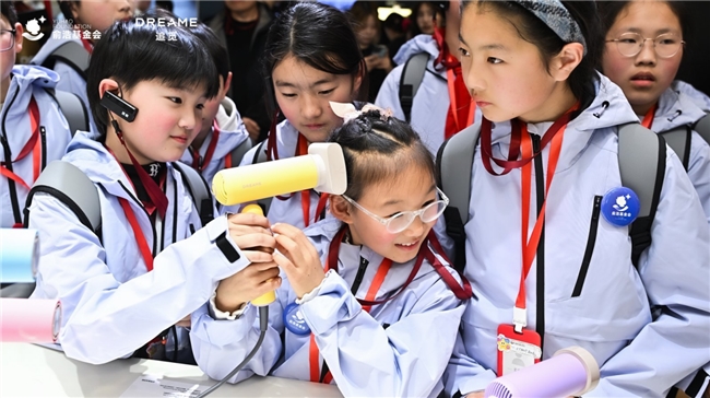 AWE首迎百位青少年,俞浩慈善基金会携“小小科学家”探秘追觅宇宙 AWE首迎百位青少年,俞浩慈善基金会携“小小科学家”探秘追觅宇宙