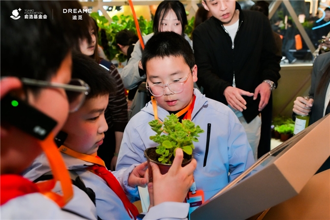 AWE首迎百位青少年,俞浩慈善基金会携“小小科学家”探秘追觅宇宙 AWE首迎百位青少年,俞浩慈善基金会携“小小科学家”探秘追觅宇宙