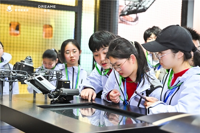 AWE首迎百位青少年,俞浩慈善基金会携“小小科学家”探秘追觅宇宙 AWE首迎百位青少年,俞浩慈善基金会携“小小科学家”探秘追觅宇宙