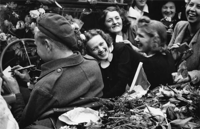 乔治・罗杰:摄影伦理的视觉重构