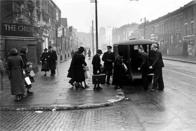 乔治・罗杰:摄影伦理的视觉重构