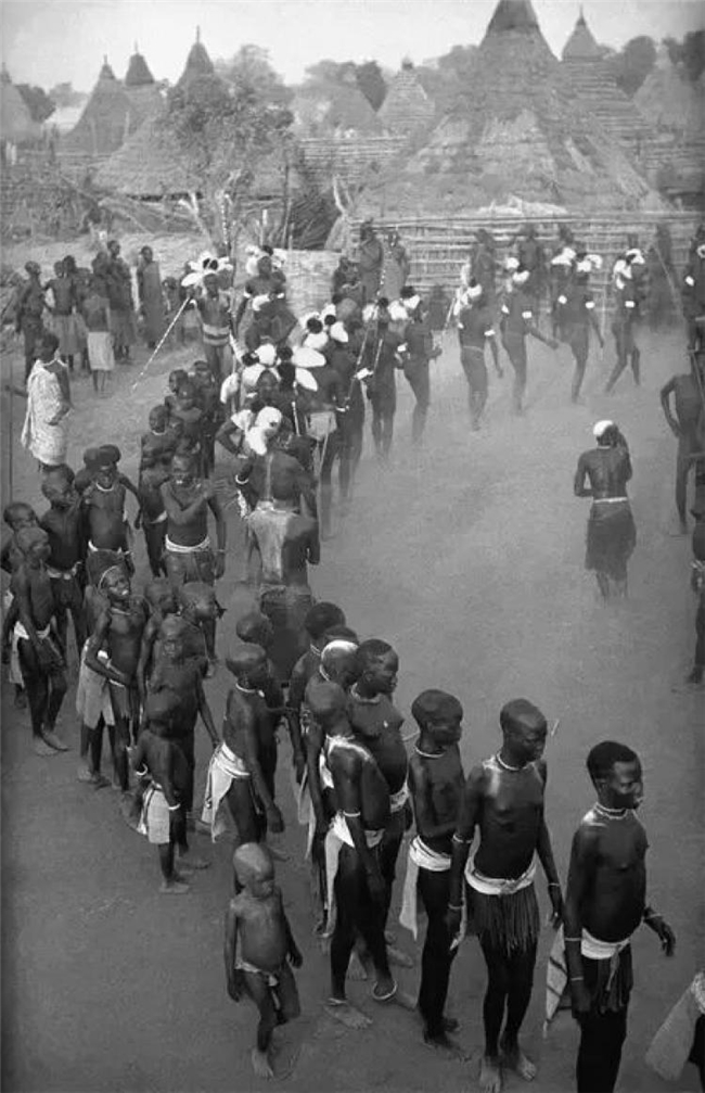 乔治・罗杰:摄影伦理的视觉重构