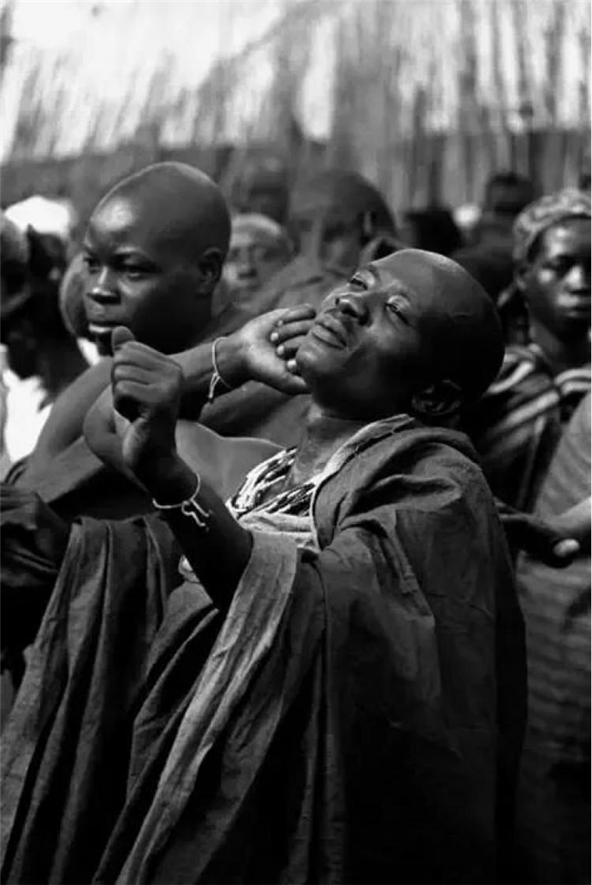 乔治・罗杰:摄影伦理的视觉重构