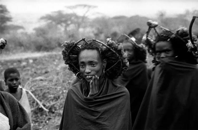 乔治・罗杰:摄影伦理的视觉重构