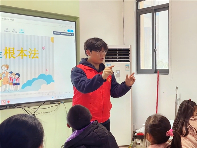 山西财经大学志愿团赴梁平开展“红色+法治”社会…