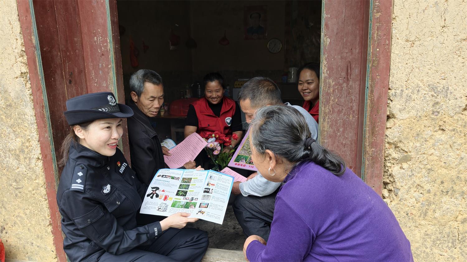 民警开展宣传活动。刘春妮.jpg 民警开展宣传活动。刘春妮.jpg