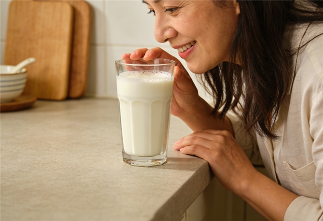 2026新手入门！驼奶买什么牌子最好？从奶源到工艺一篇讲透！