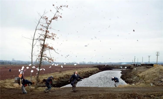 巨幅镜头下的当代摄影：杰夫・沃尔的创作