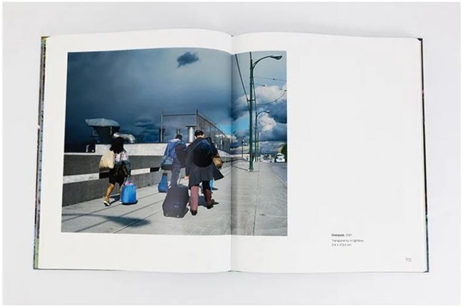 巨幅镜头下的当代摄影：杰夫・沃尔的创作