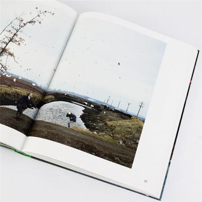 巨幅镜头下的当代摄影：杰夫・沃尔的创作