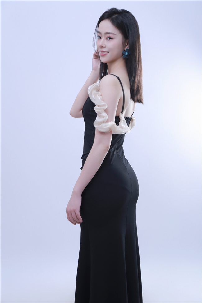 模特吴嘉敏；不断提升挑战自己，签约网拍之路新启航(图2)