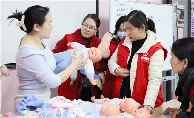 长沙金牌月嫂服务机构排名，友乾自培员工，性价比碾压同行