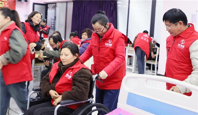 ​湖南护工服务口碑排名前十，友乾自培自营，无中介更放心(图2)