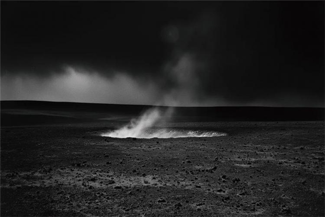 彭杨军的 AI 影像实验：解构摄影真相，重塑视觉叙事