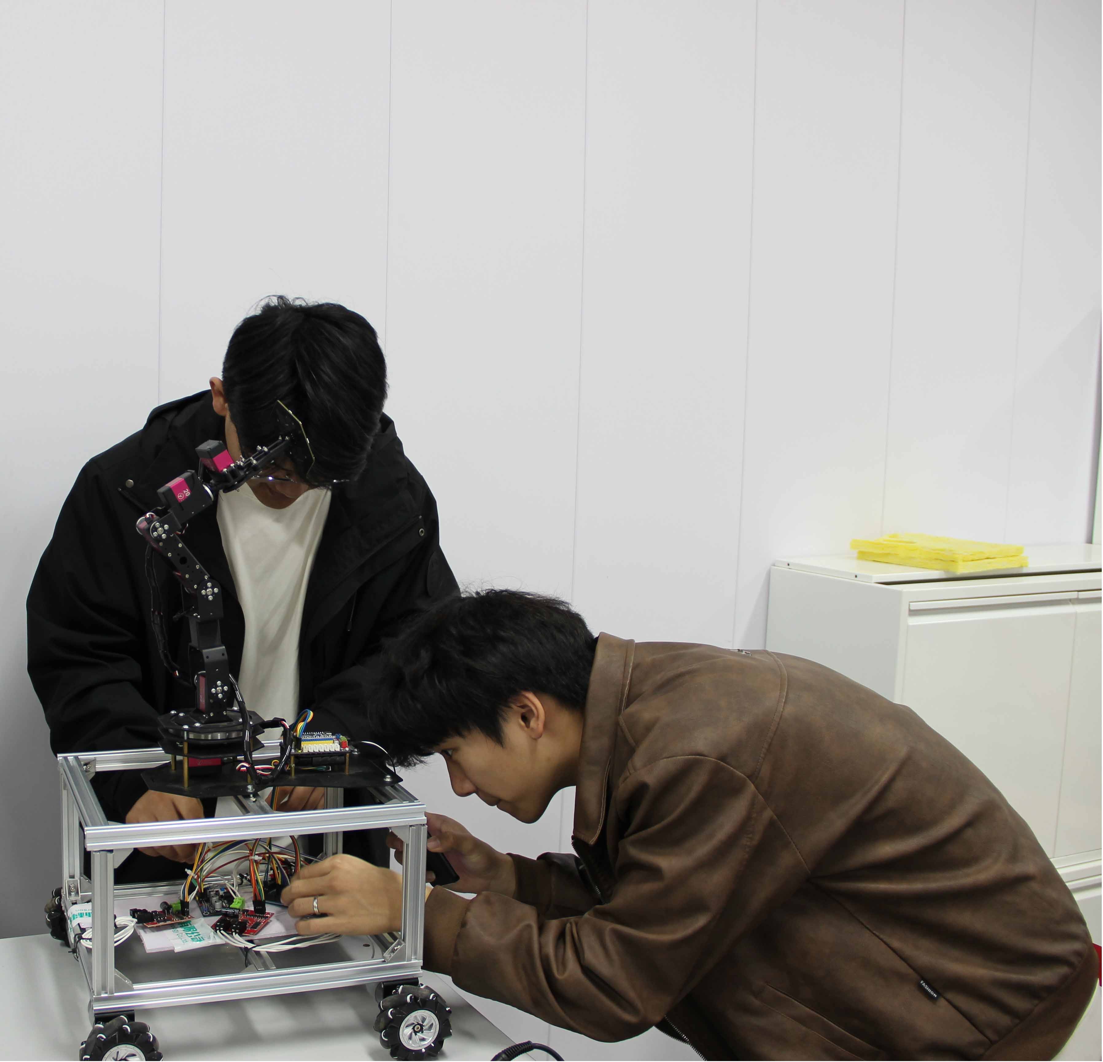 慧轨道交通技术实验室学生创新项目获突破 前沿技术助力轨道交通安全运维升级