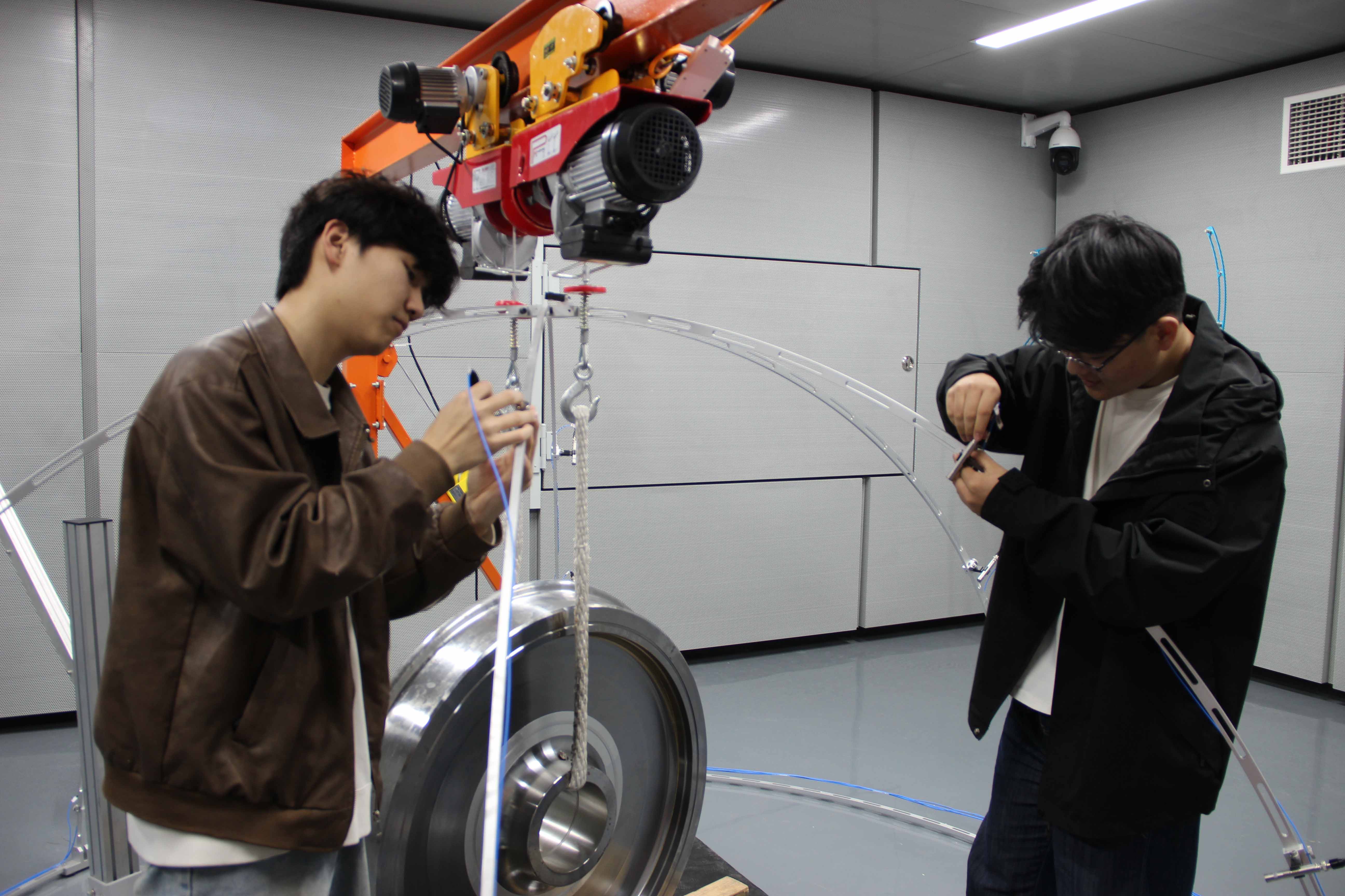 慧轨道交通技术实验室学生创新项目获突破 前沿技术助力轨道交通安全运维升级