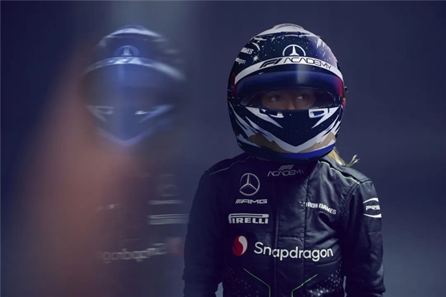 引擎轟鳴與夢想頭盔：驍龍如何為女性賽車手鋪就逐夢賽道