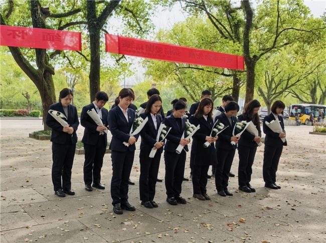 缅怀革命先烈 传承红色基因—绍兴银行台州临海支行开展清明祭英烈主题党日活动