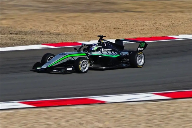 当F1银箭遇上骁龙算力：一场跨越赛道与芯片的极速进化