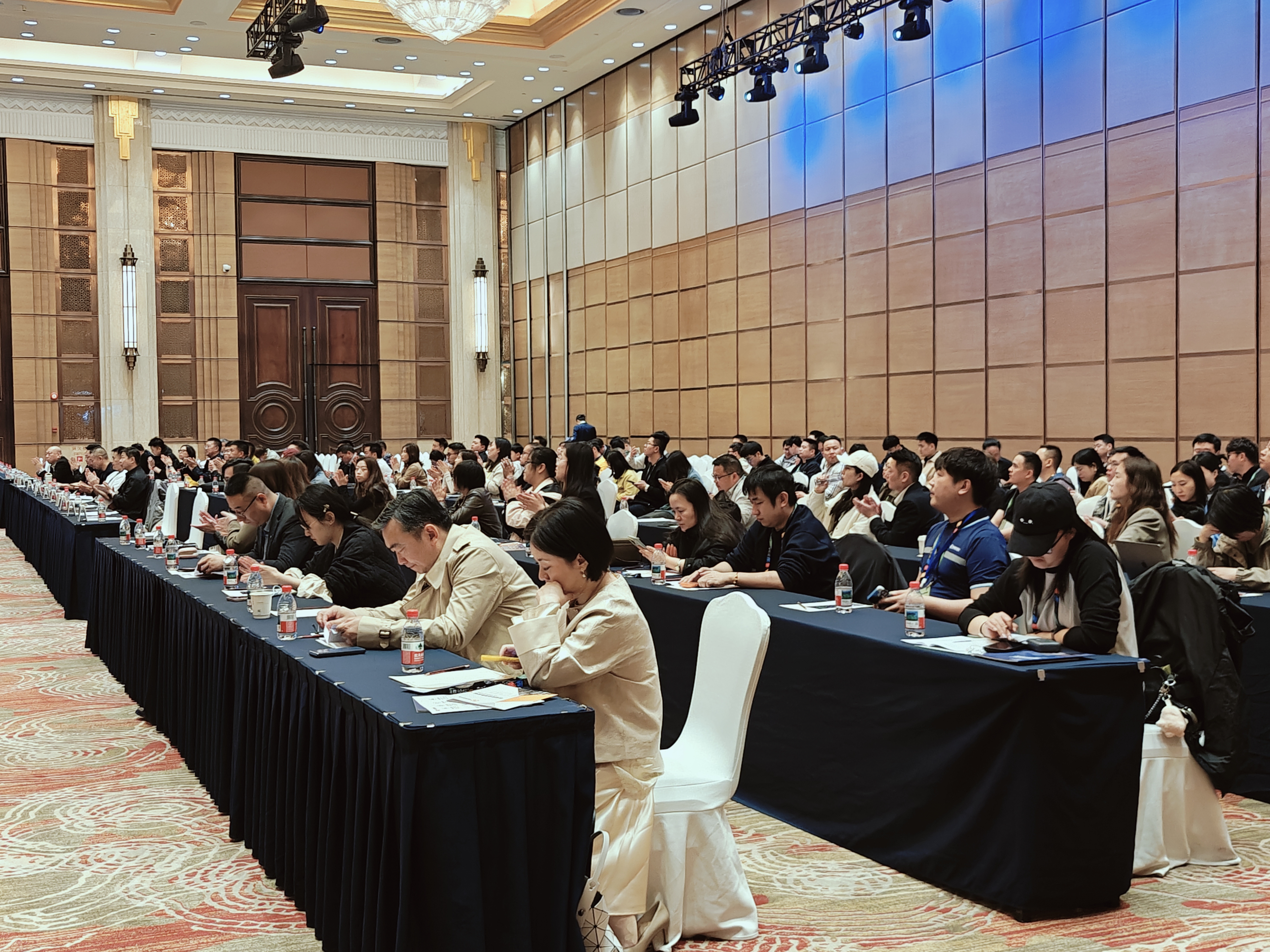 花椒学社携手10位东北餐饮领军者，共赴2026中国连锁餐饮峰会