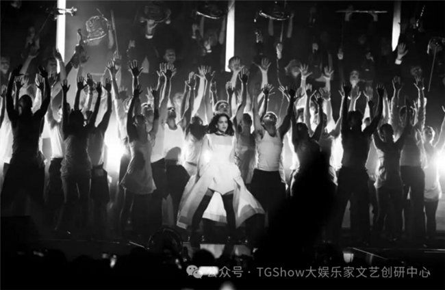 当演唱会变成行为艺术，这才是顶级现场