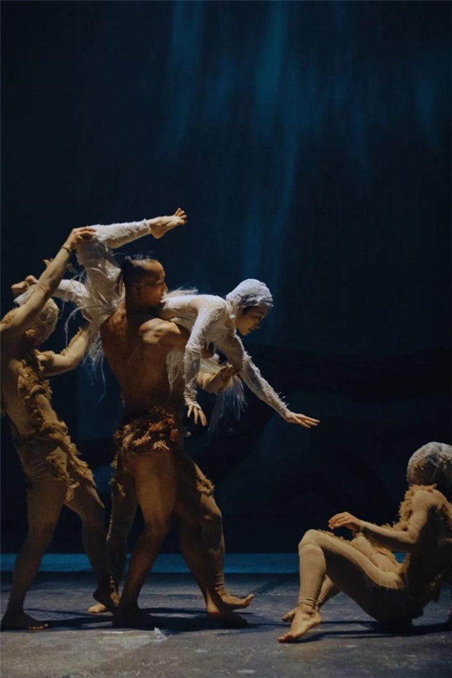 根起云端处,光影塑神性 —— 舞剧《天地树》灯光创作手记