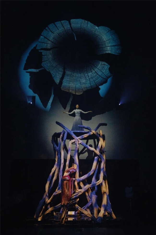 根起云端处,光影塑神性 —— 舞剧《天地树》灯光创作手记