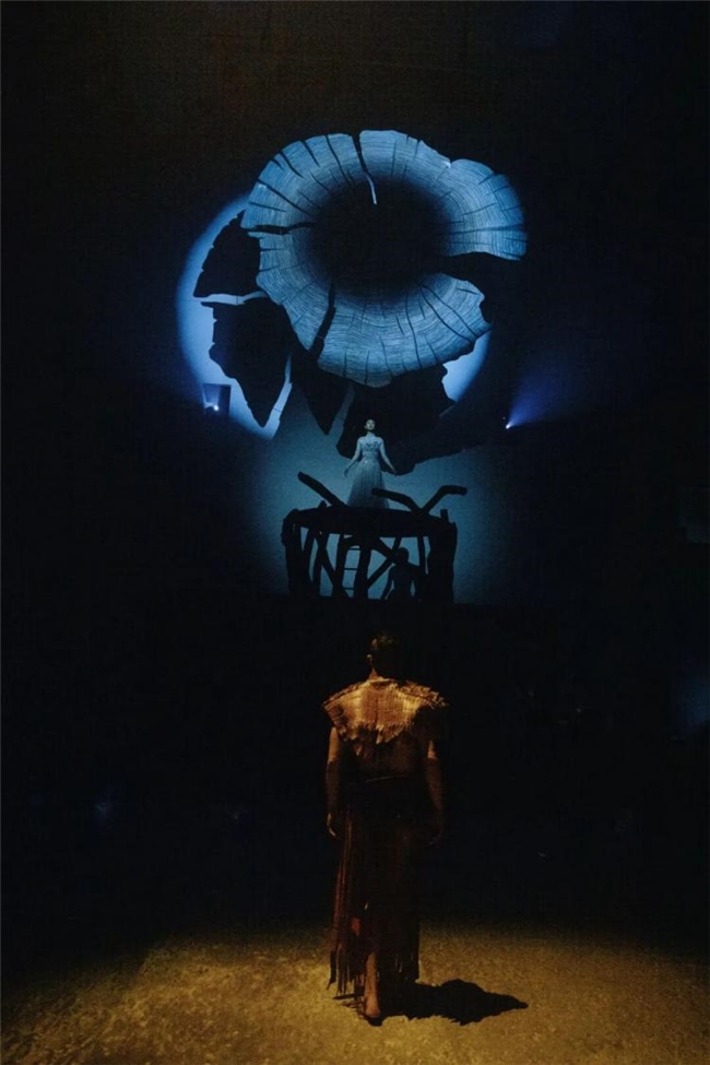 根起云端处,光影塑神性 —— 舞剧《天地树》灯光创作手记