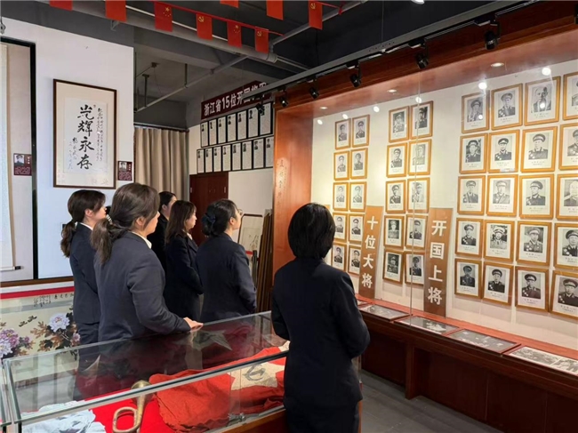 丹青映初心 墨韵传精神—绍兴银行台州临海支行开展红色教育党日活动