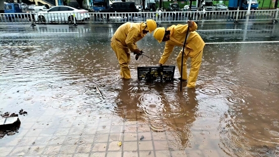 以“汛”筑防 硬核护航——赣州市南康区城市管理局多维发力筑牢汛期安全防线
